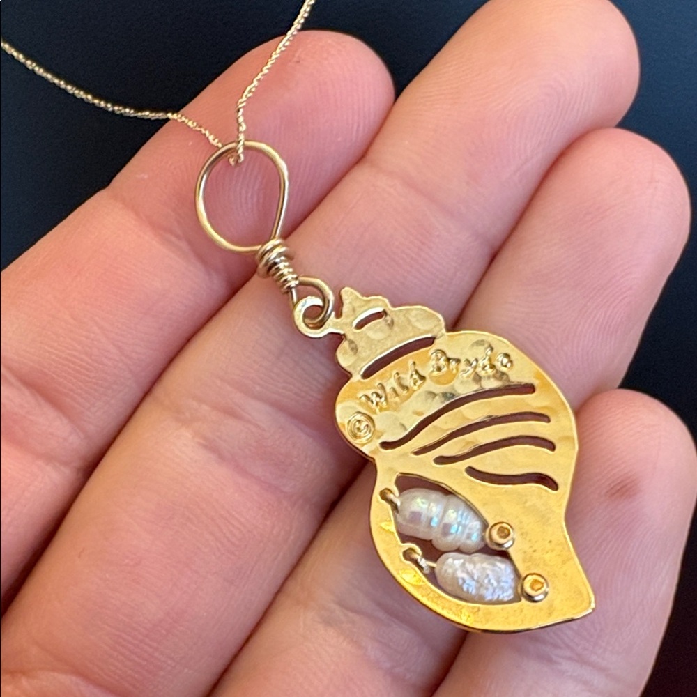 Wild Bryde Seashell necklace pendant Hammered Gold Plated Fresh Water Pearls - Picture 6 of 10